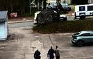 Tässä viedään 13-vuotiaan puukotuksesta epäiltyä miestä