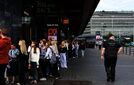 Massiivinen ihmisjoukko seisoo Helsingin keskustassa