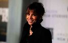 Halle Berry, 59, poseeraa niukassa uimapuvussa