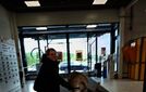 K-marketin sisään tupsahti yllätysvieras – Sitten alkoi paini