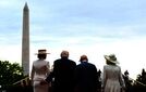 Donald Trump tarrasi Melanian takamukseen kesken kuninkaallis­vierailun – Kiusallinen hetki tallentui kuvaan