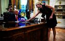 Kohu Trumpin avustajasta syvenee: Uusia kuvia julki
