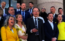 PS alkoi veisata Eduskuntatalon portailla